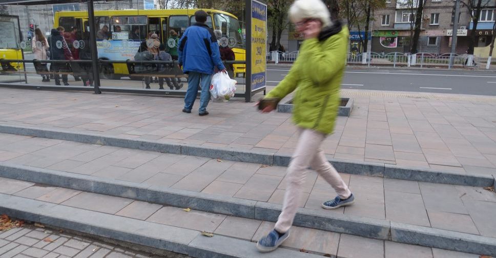 В центре Мариуполя гранит сползает с новых ступеней остановки (ФОТОФАКТ)