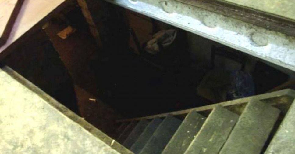 В Мариуполе пострадали мужчины. Один упал в погреб, второго ударили ножом