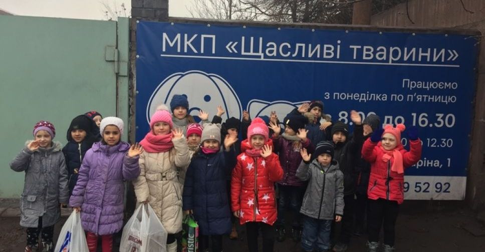 Мариупольские школьники собрали корм для животных в приюте (ФОТО)