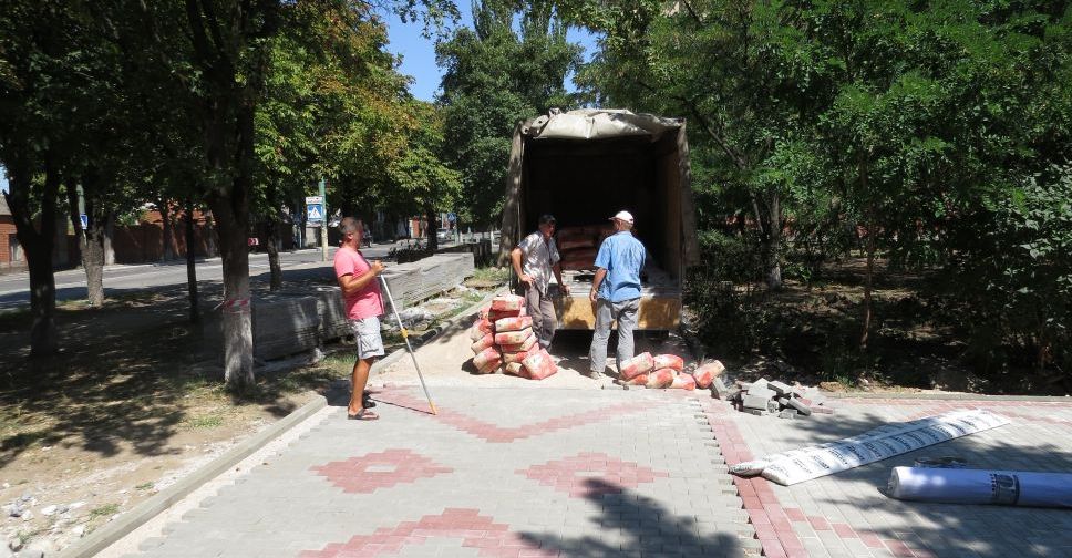Дорожки у обновляемой башни обсерватории в Мариуполе покрылись мозаикой (ФОТОФАКТ)