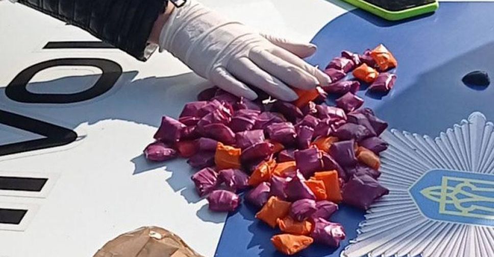 Мариуполец разгуливал по городу с сотней «закладок» с наркотиком