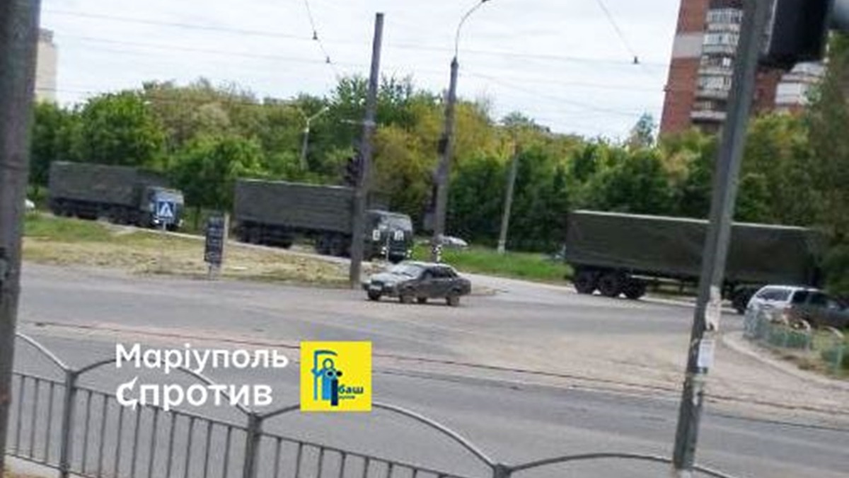 Через Маріуполь пройшла військова колона з новими позначками – деталі