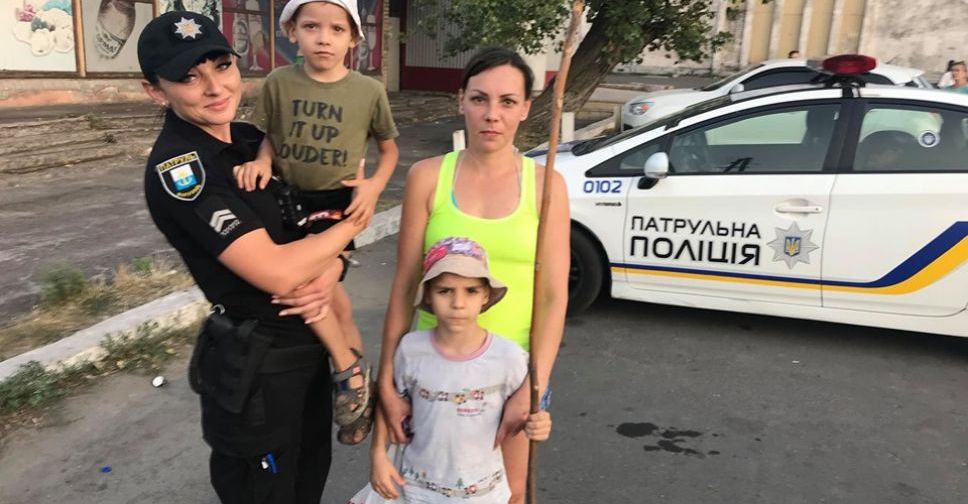 С «копьем от драконов» и без взрослых: в Мариуполе дети ушли купаться на море (ФОТО+ВИДЕО)
