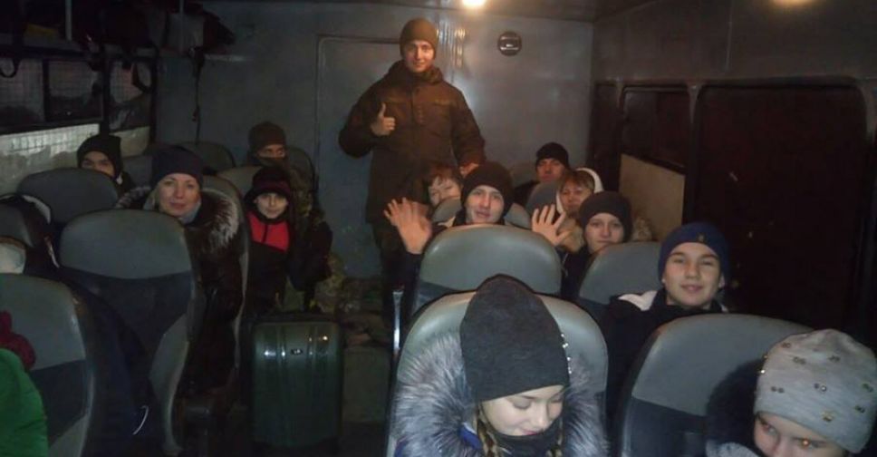 Детей из прифронтового села под Мариуполем вытащили из снежной ловушки (ФОТО)