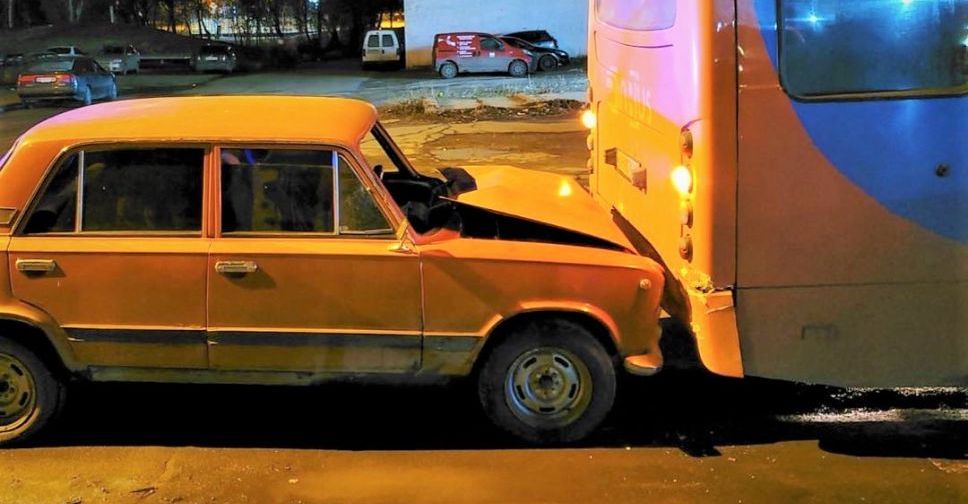 В Мариуполе ВАЗ на скорости въехал в автобус. Пострадала женщина-пассажир