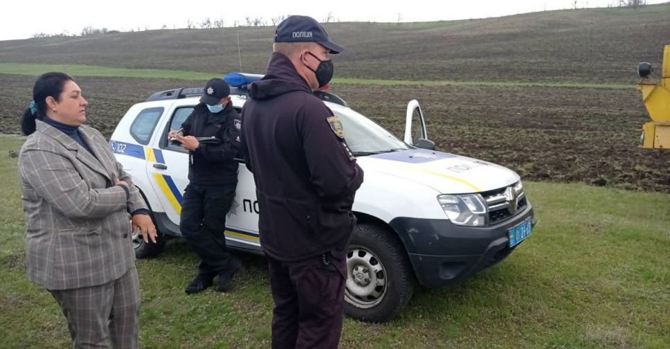 Под Мариуполем снова распахивали ценные земли нацпарка: полиция изъяла сельхозтехнику