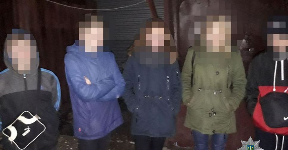 В Мариуполе подростки стащили из киоска сигареты и деньги (ФОТО)