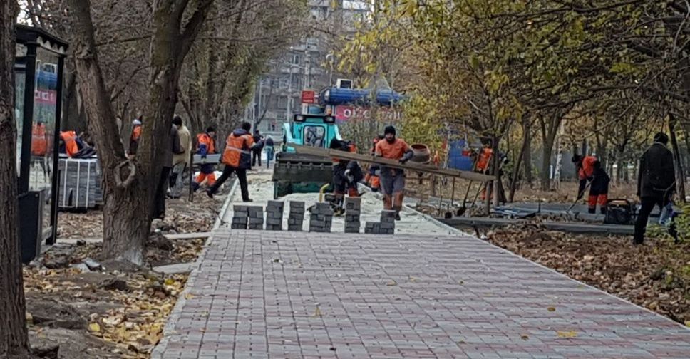 ФЭМ вместо разбитого асфальта: в густонаселенном микрорайоне Мариуполя ремонтируют тротуар