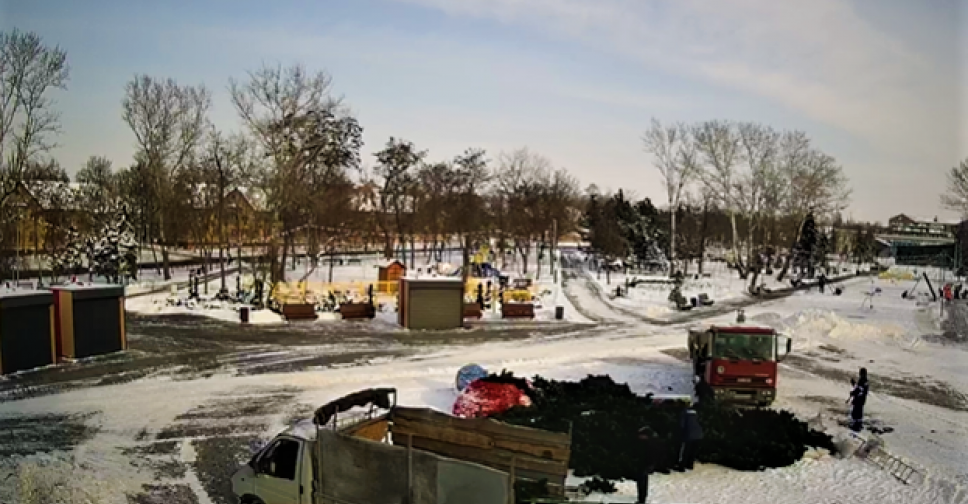 В Мариуполе разобрали футуристическую елку
