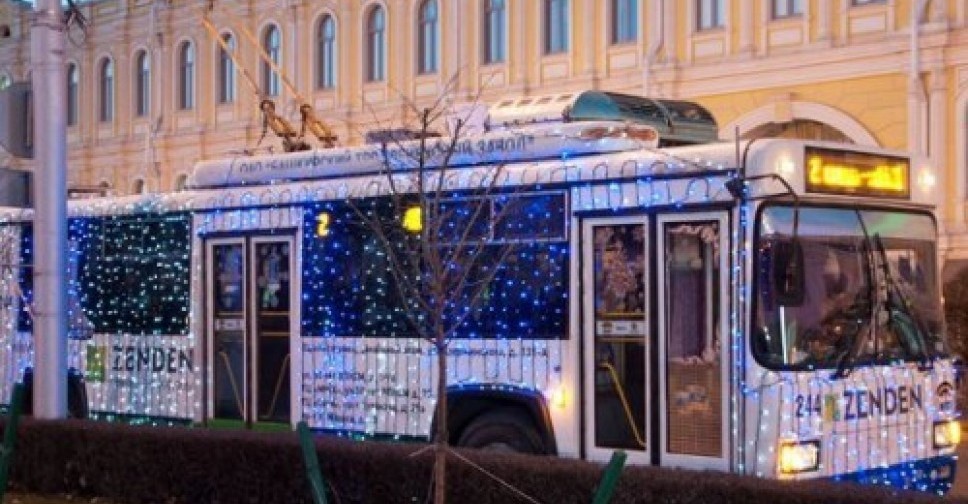 Хористы Мариуполя споют колядки в Рождественском троллейбусе