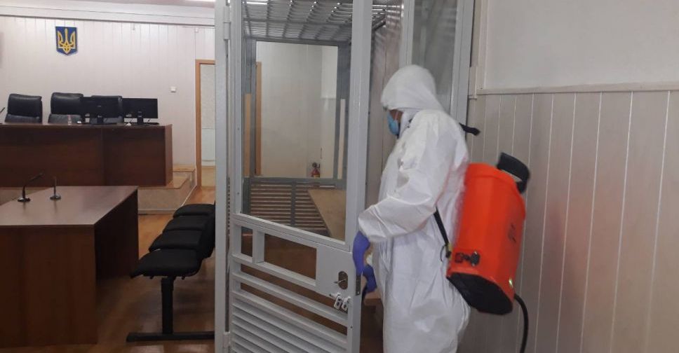 В Донецком апелляционном суде Мариуполя спасатели работали в масках и защитных костюмах
