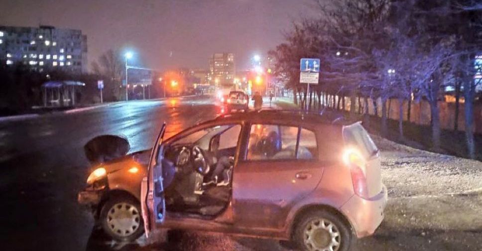 Фургон и хэтчбек не поделили дорогу в Мариуполе