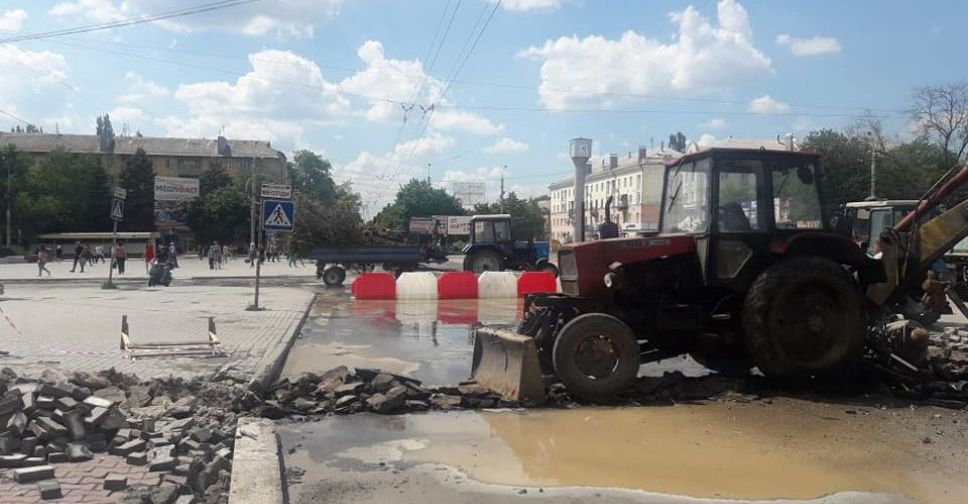 Площадь Победы в Мариуполе залита водой – движение перекрыто (ФОТОФАКТ)