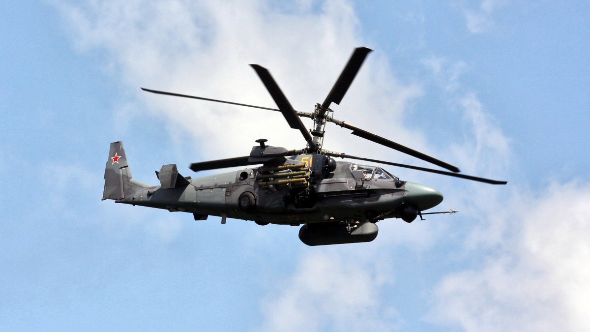 Російський вертоліт Ка-52 почав вести вогонь по своїм та знищив бронетехніку під Авдіївкою