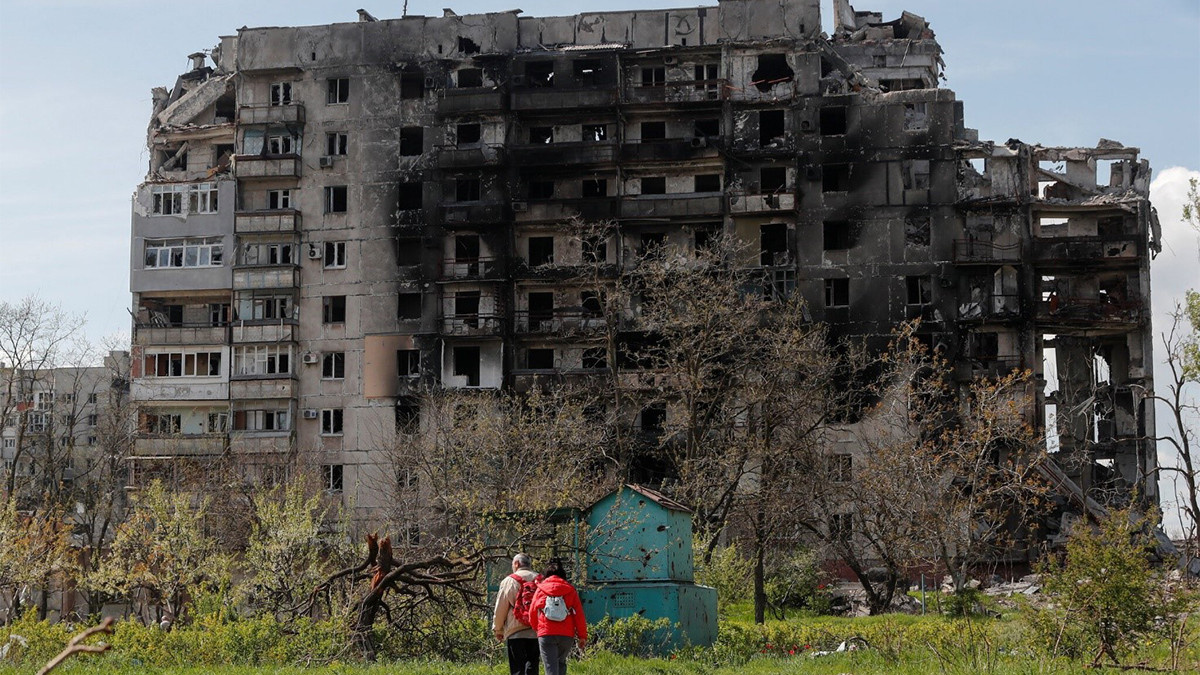 У Маріуполі на гуртожитку для тих, хто втратив житло, зобразили «героя сво» 