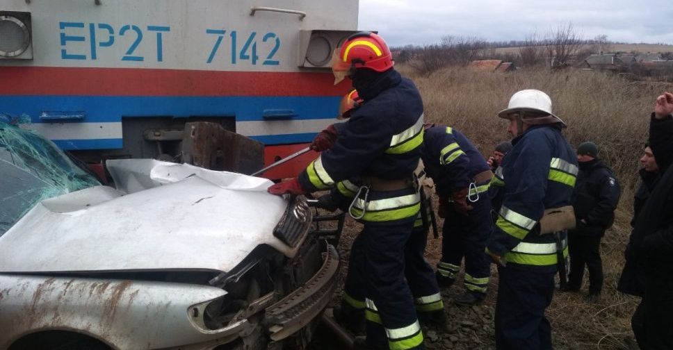 На Донетчине «Audi» попала под электричку. Водитель погиб (ДОПОЛНЕНО)