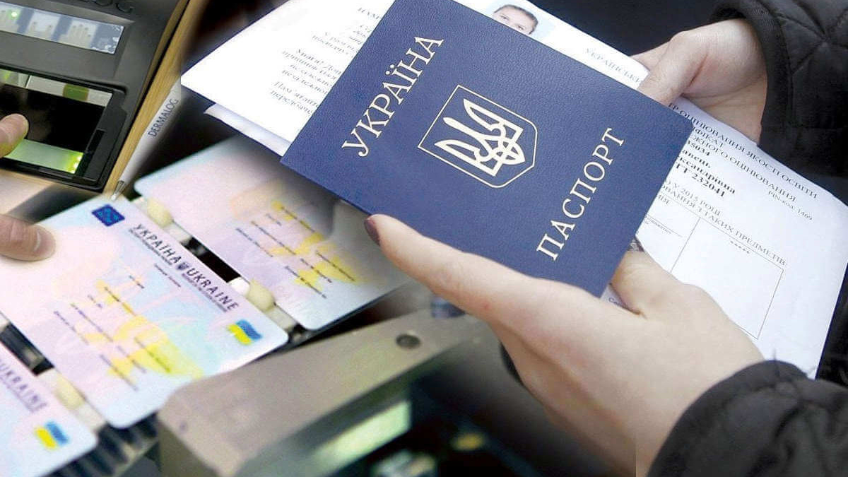 Чоловіки за кордоном знову зможуть отримувати консульські послуги – які умови