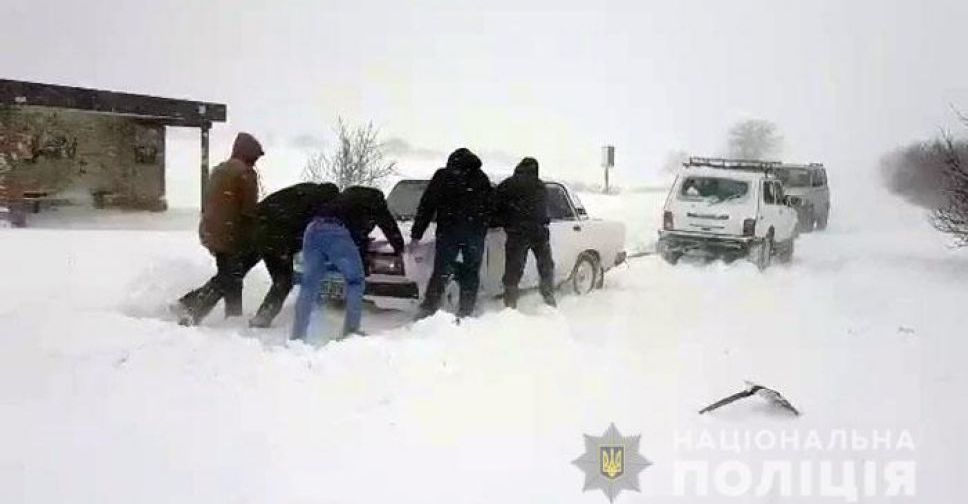 Полиция перекрыла дороги от Мариуполя в Запорожскую область из-за заносов (ФОТО+ВИДЕО)
