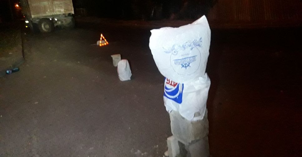 Место поломки автомобиля в Мариуполе оградили пакетами и шлакоблоком (ФОТОФАКТ)