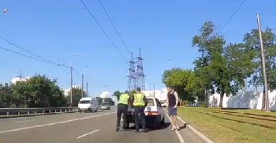 В Мариуполе патрульные толкали сломанный автомобиль по оживленной дороге