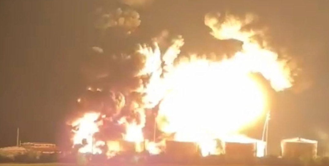 ЗСУ підірвали ще одну нафтобазу росіян під Ростовом: яскраві кадри