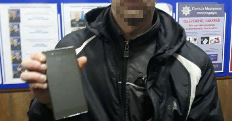 В Мариуполе бросок телефона в снег привел к погоне с захватом (ФОТО) 