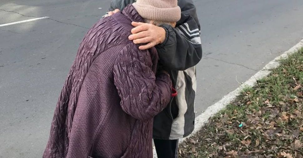 В Мариуполе женщина вышла с собакой на прогулку и забыла где живет