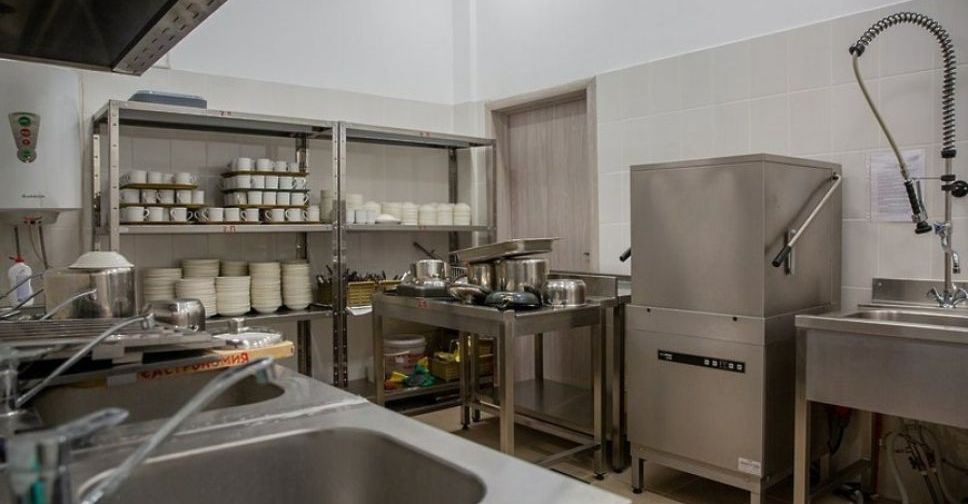 Простой из-за карантина: в Мариуполе работникам школьных пищеблоков нужна материальная поддержка