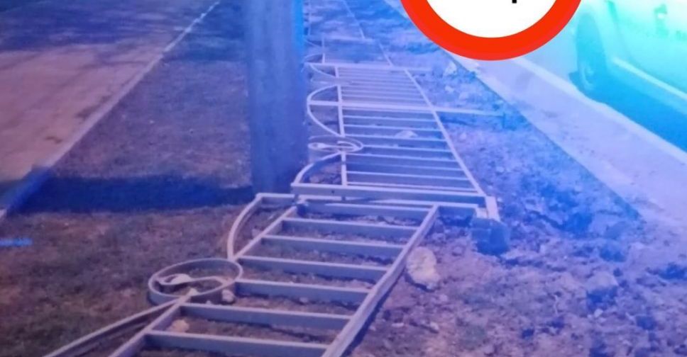 В центре Мариуполя легковушка снесла металлическое ограждение на театральном кольце
