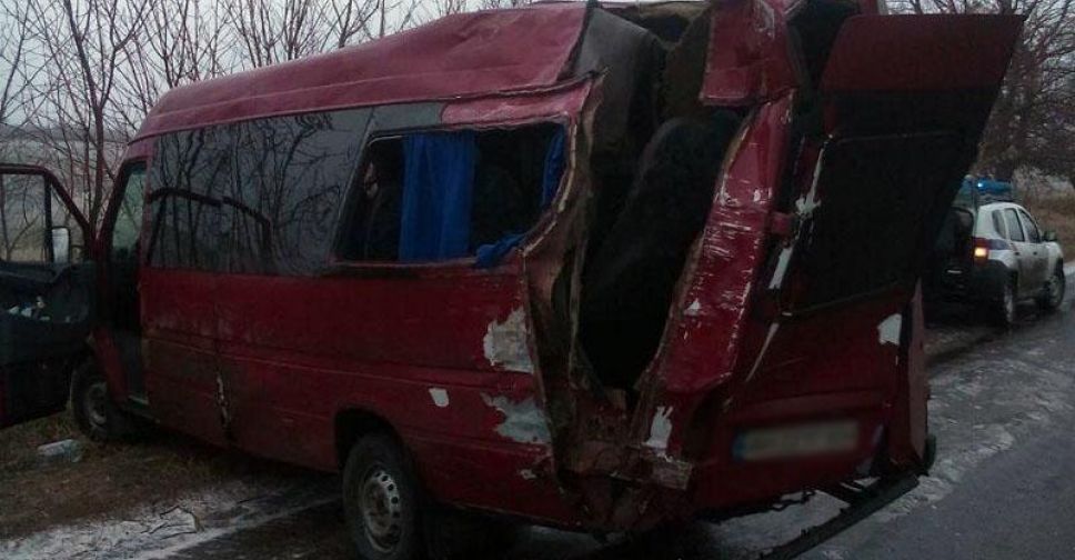Гололёд. Маршрутка врезалась в дерево на Донетчине. Среди пострадавших ребенок (ФОТО)