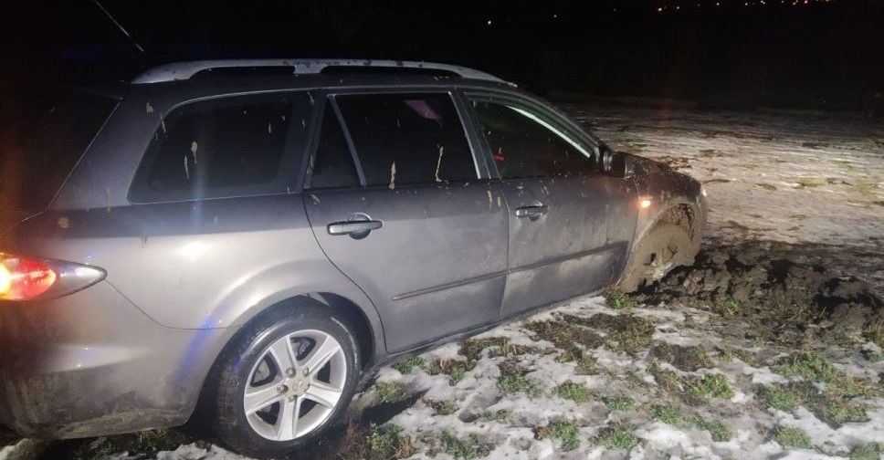В Мариуполе спасатели доставали автомобиль из грязи