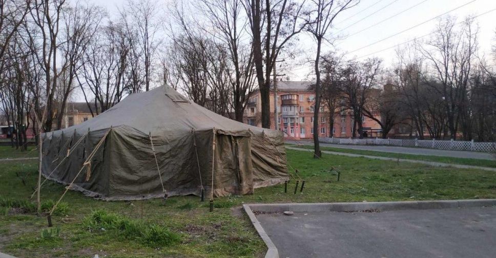 Возле больниц Мариуполя развернули пункты приема больных на коронавирус (ФОТО)