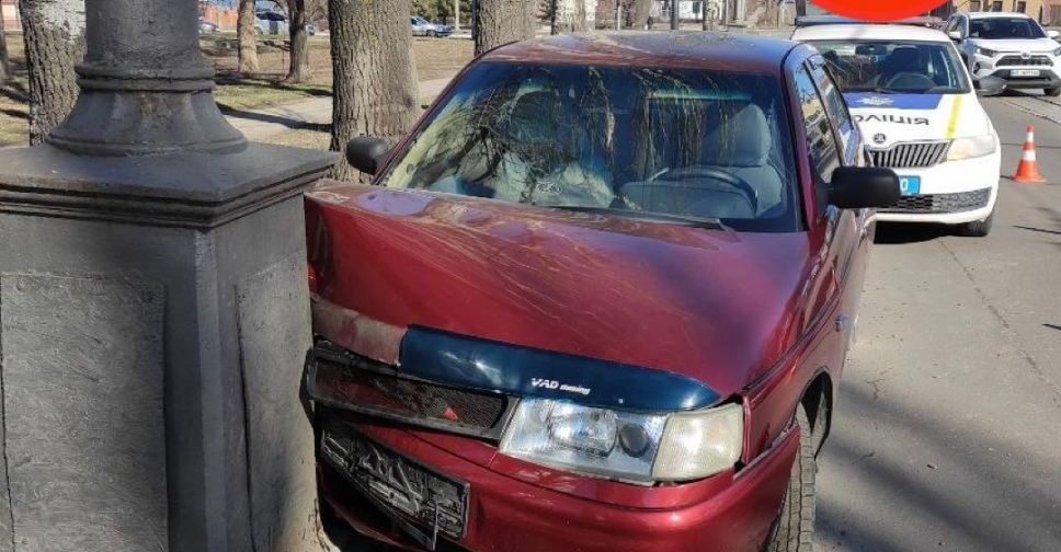 В Мариуполе автомобиль въехал в электроопору