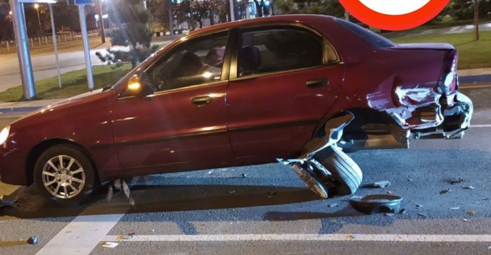 В центре Мариуполя автомобиль потерял задние колеса из-за столкновения