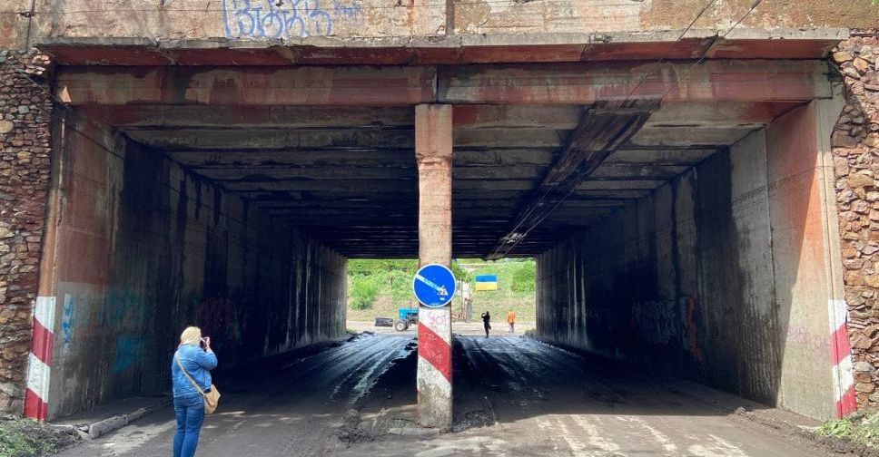 В Мариуполе воду под затопленным мостом спустили за 10 минут