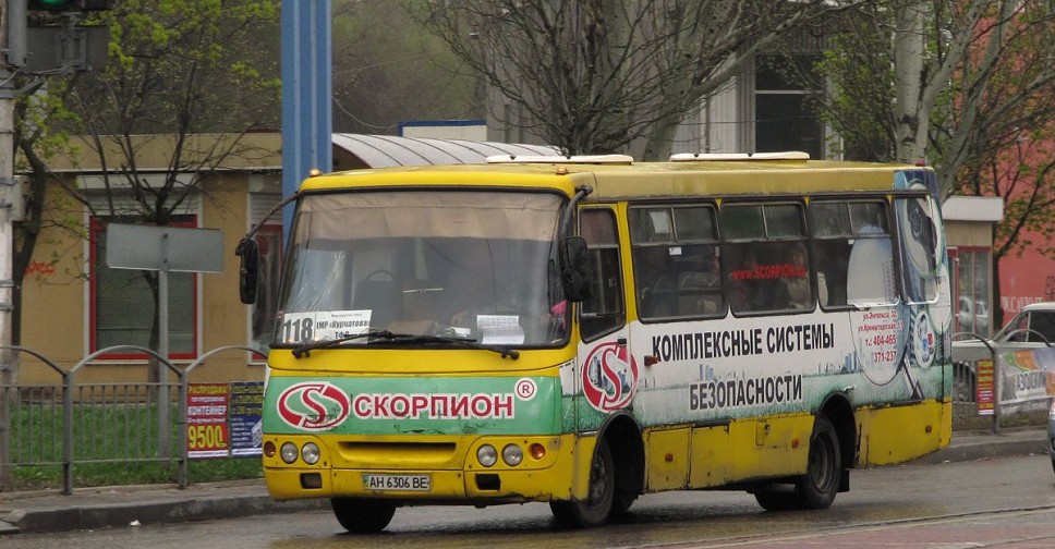 Из маршрутки в Мариуполе выпала 72-летняя пенсионерка