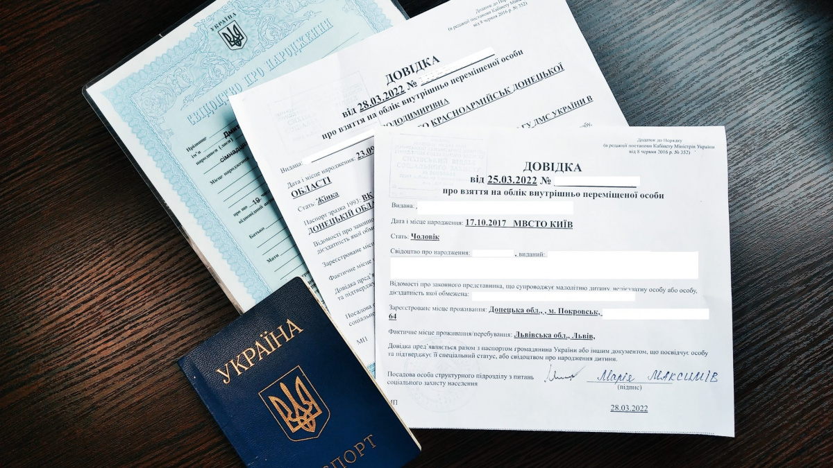 Не тільки виплати - юристи пояснили, які права дає довідка ВПО
