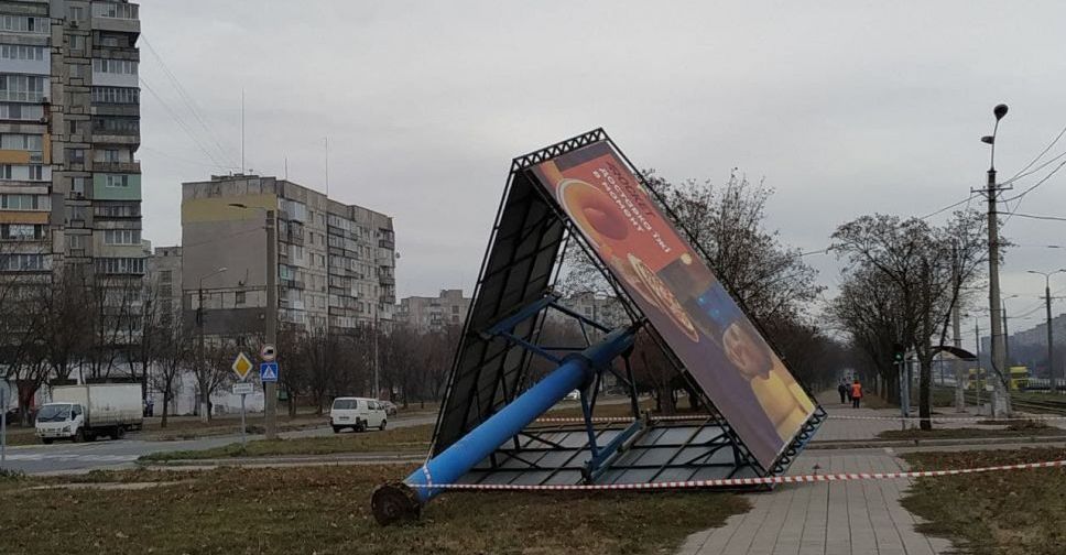 В Мариуполе продолжают убирать билборды