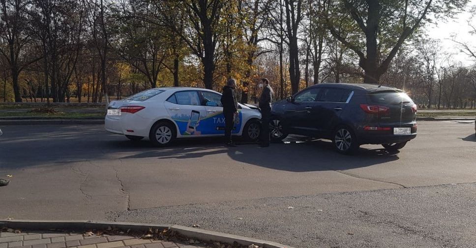 В Мариуполе автомобиль с маленьким ребенком в салоне столкнулся с такси