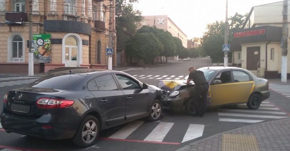 В Мариуполе такси столкнулось лоб в лоб с легковушкой