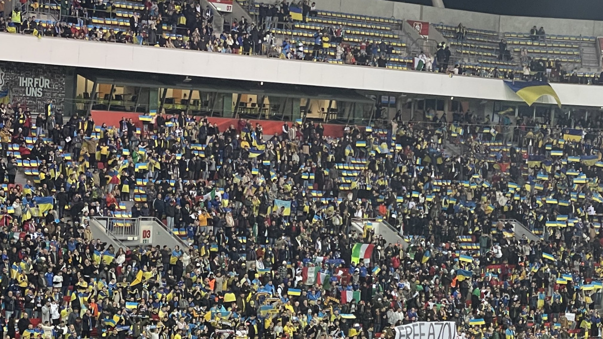 Свободу «Азову» - під час матчу Україна - Італія вболівальники нагадали про полонених захисників Маріуполя