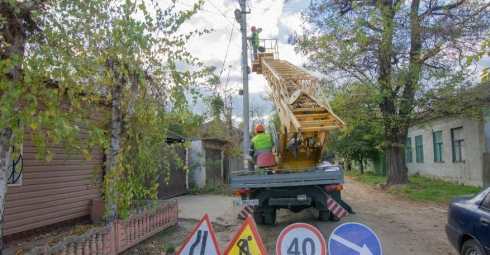 В Мариуполе осветили дорогу, по которой дети боялись ходить в школу