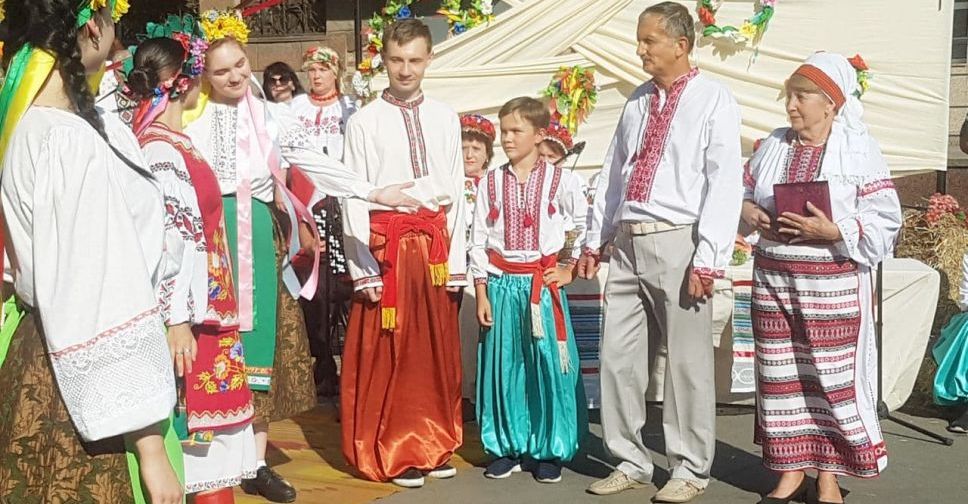 В центре Мариуполя устроили свадьбу, выставку и ярмарку в честь юбилея Независимости Украины