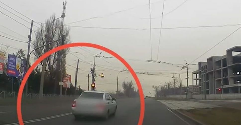 Ездили по встречной и говорили по телефону за рулем: показали нарушителей на дорогах Мариуполя