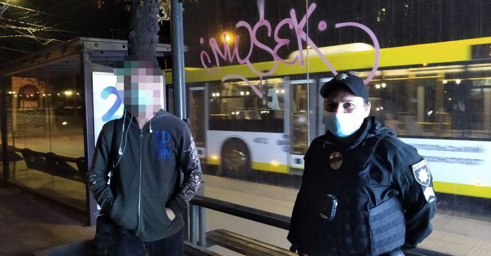 В Мариуполе поймали граффитчика, разрисовывавшего остановку