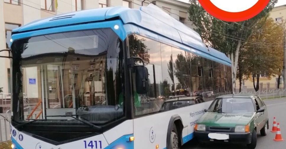 В центре Мариуполя легковушка въехала в троллейбус