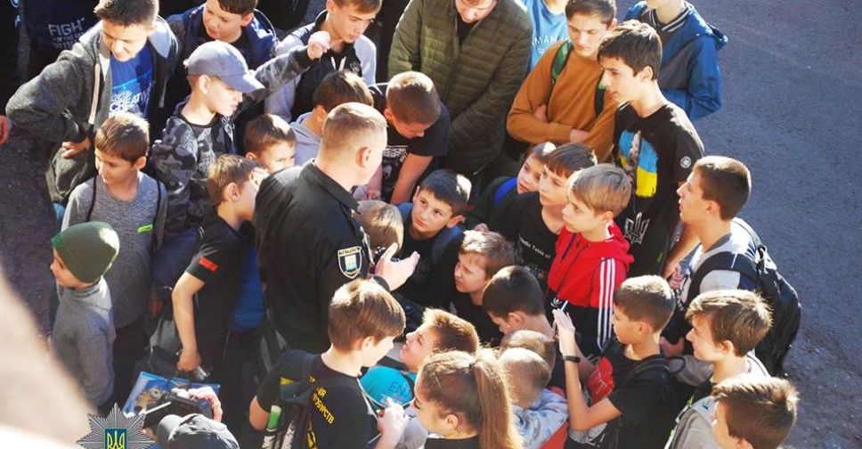 Добро пожаловать в полицию. Юные мариупольцы прошли тест на трезвость и покатались на 