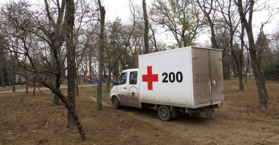 В Мариуполе эксгумируют солдат, захороненных под новой детской площадкой у театра (ФОТО)