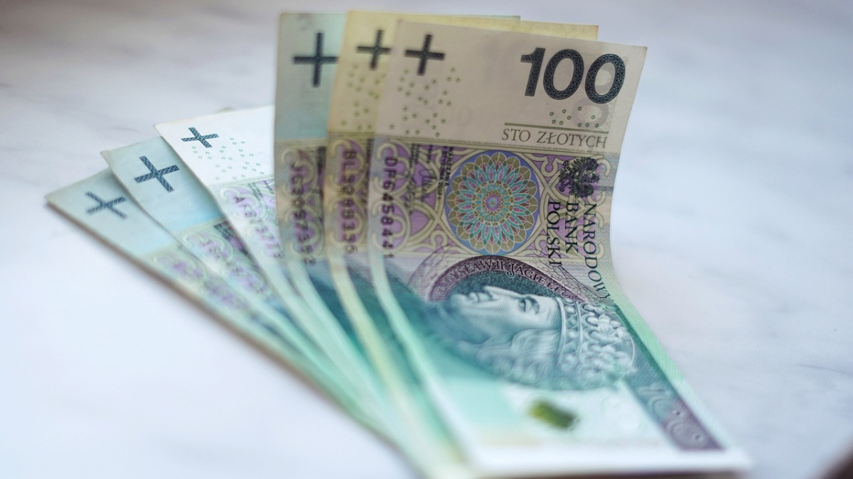 Для українців у Польщі скасують частину виплат – що зміниться