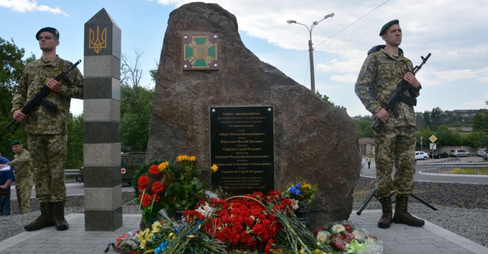  На месте гибели пограничников в Мариуполе появился памятный знак (ФОТО)